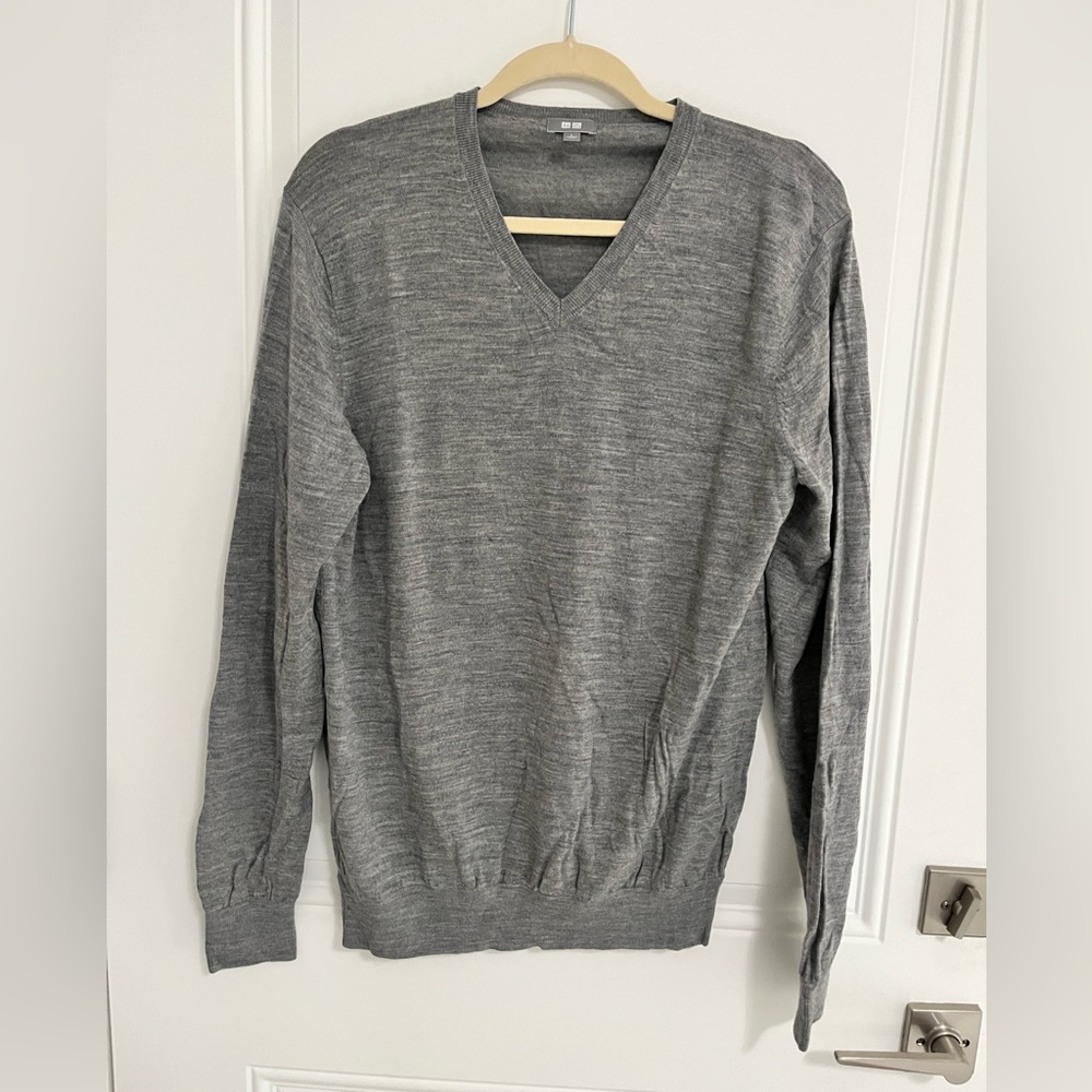 NWOT - Uniqlo Men’s 100% Wool V Neck Sweater - Size L